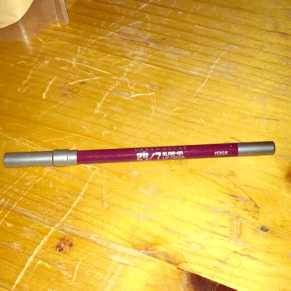 Urban decay 24/7 glide on lip pencil in Venom